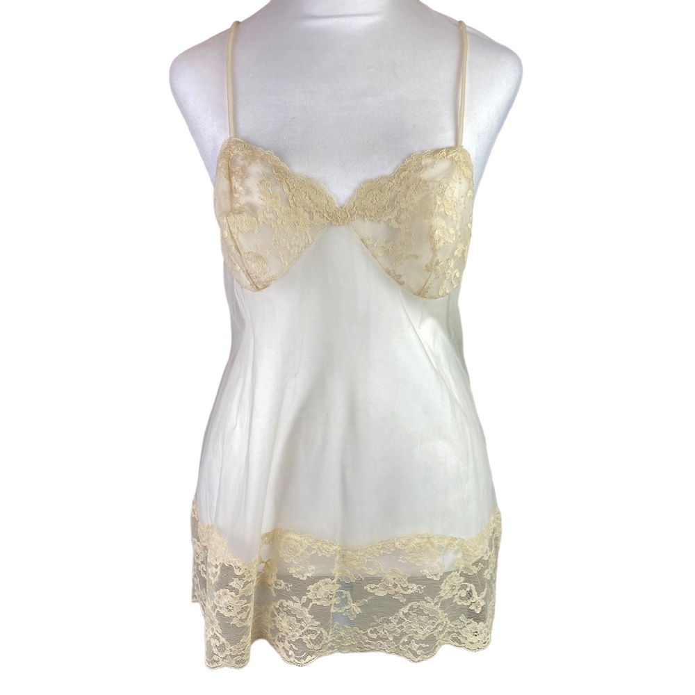 Vintage Vanity Fair lace and nylon nightie with sleeveless matching robe…